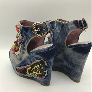 Mabaiwan Diseñador De Verano Zapatos De Cuña De Mujer De Piedra Flores Decoración Tacones Peep Toe De La Moda Denim Sandalias De Plataforma Bombas De Cuñas