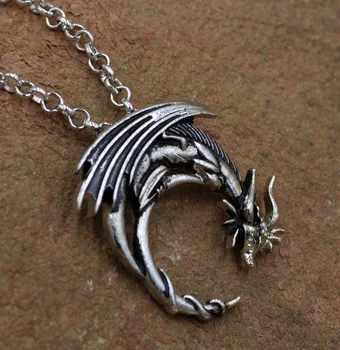 Dragón collar PREORDER dragón alado en la luna colgante medieval simbólico collar del dragón de la joyería encantado