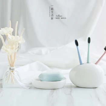 Baño blanco simple de cerámica de baño accesorios de botella de la loción cepillo taza de la copa de la decoración del hogar