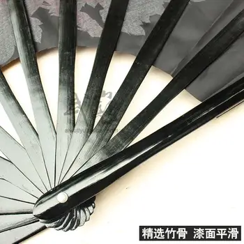 El Tai Chi doble de la mano de ventilador de kung fu de bambú aficionado a las artes marciales a la derecha y mano izquierda un par